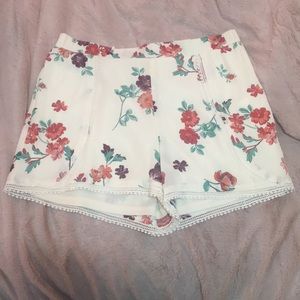 Juniors Copper Key White floral flowy shorts